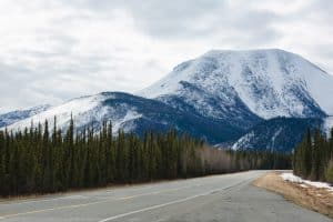 Tok Alaska weg met besneeuwde berg