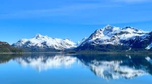 Besneeuwde bergen weerspiegeld in meer in Alaska