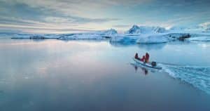 Boot op ijswater met gletsjers in Alaska
