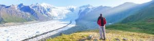 Persoon kijkt uit over gletsjer in Alaska