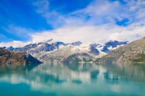 Bergen en gletsjers weerspiegeld in meer Alaska