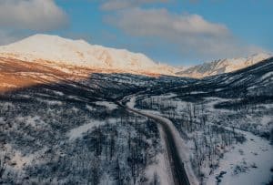 Slingerende weg door besneeuwd landschap Alaska