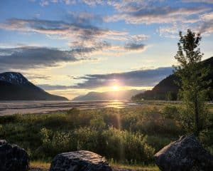 Zonsondergang boven vallei en bergen in Alaska