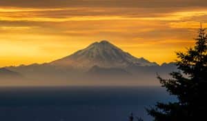 Vulkaan Mount Redoubt bij zonsondergang over Kenai in Alaska