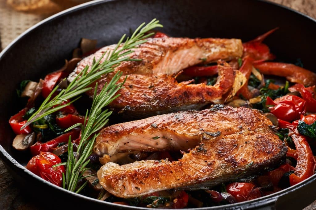 Gegrilde zalm met groenten in pan
