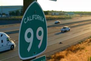 Highway 99 bord langs snelweg in Californië