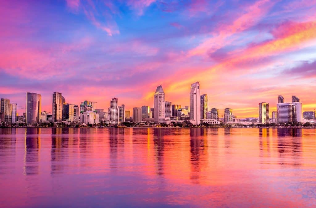 Skyline van San Diego bij zonsondergang Californië