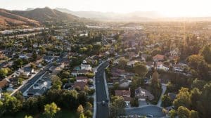 Woonwijk met huizen en heuvels in Californië