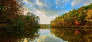 Meer met herfstbos en reflectie in Alabama