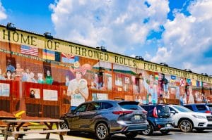 Muurschildering op gebouw in Alabama met lokale geschiedenis