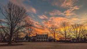 Historisch plantation huis bij zonsondergang in Alabama