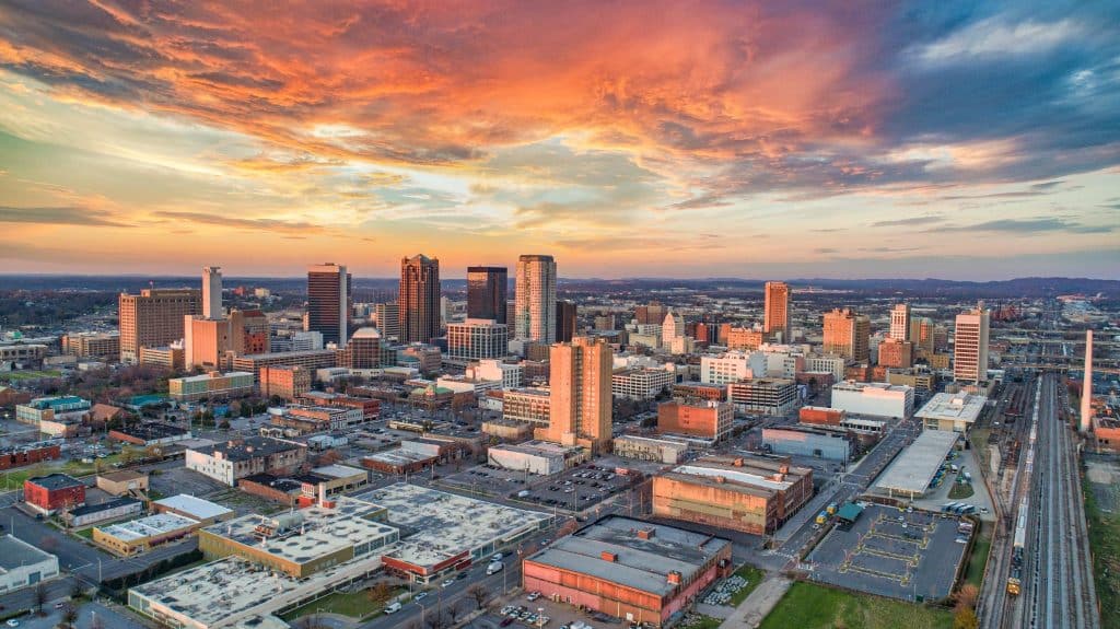 Luchtfoto van Birmingham Alabama skyline bij zonsondergang