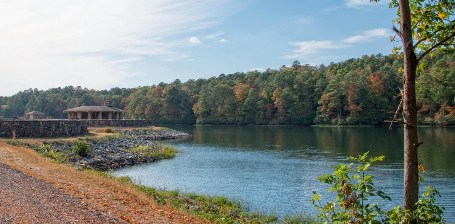Meer en bos in Oak Mountain State Park bij Birmingham Alabama