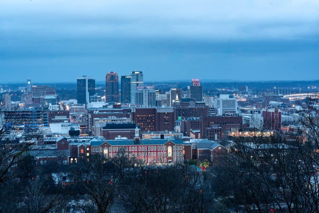Skyline van Birmingham Alabama gezien bij blauw uur