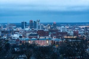 Skyline van Birmingham Alabama gezien bij blauw uur
