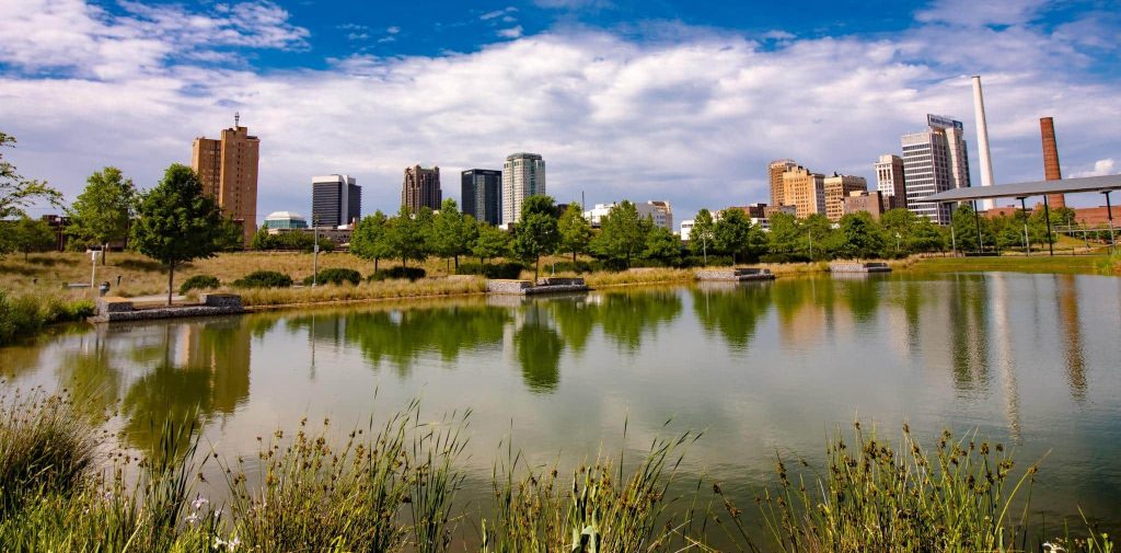 Skyline van Birmingham Alabama met park en meer op voorgrond