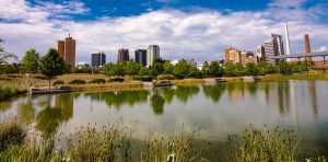 Skyline van Birmingham Alabama met park en meer op voorgrond