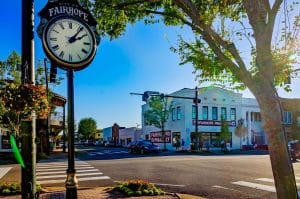 Straat met klok en winkels in Fairhope Alabama