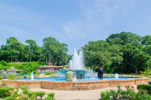 Fontein in park met mensen in Fairhope Alabama