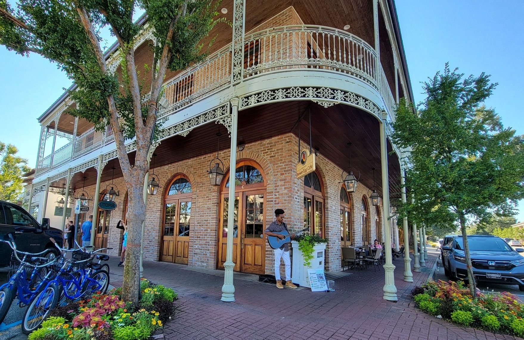 Gebouw met balkon en muzikant in Fairhope Alabama