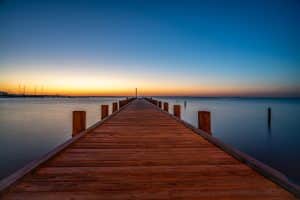 Houten pier bij avondlucht Fairhope Alabama