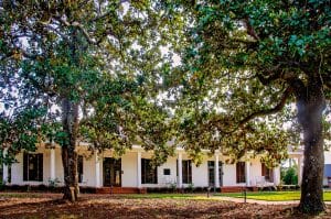 Huis met veranda en bomen in Fairhope Alabama