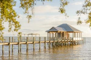 Pier met huisje op water Fairhope Alabama