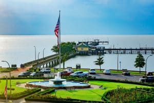 Pier en park met vlag in Fairhope Alabama