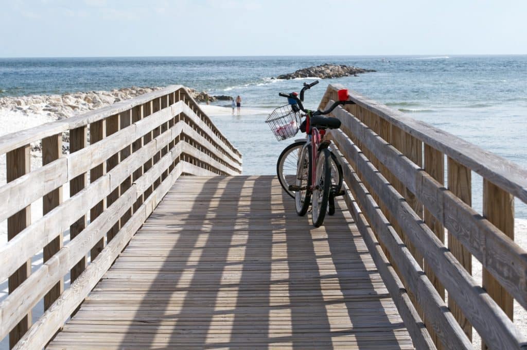 Houten strandopgang met fiets in Fairhope Alabama