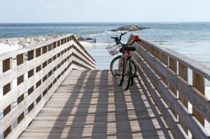 Houten strandopgang met fiets in Fairhope Alabama