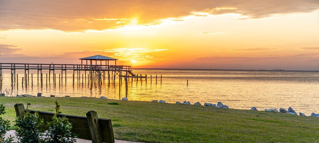 Bankje bij pier tijdens zonsondergang Fairhope Alabama
