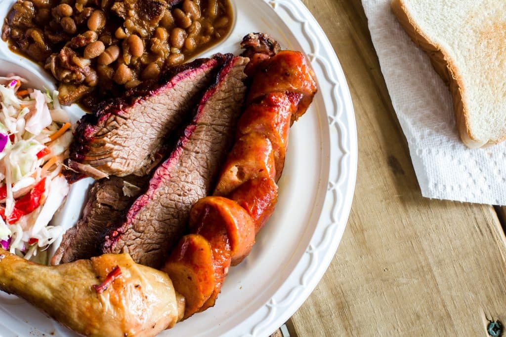 Barbecue gerecht met vlees en bonen in Florence Alabama
