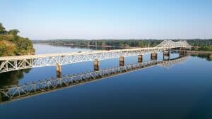 Brug over rivier met reflectie in Florence Alabama