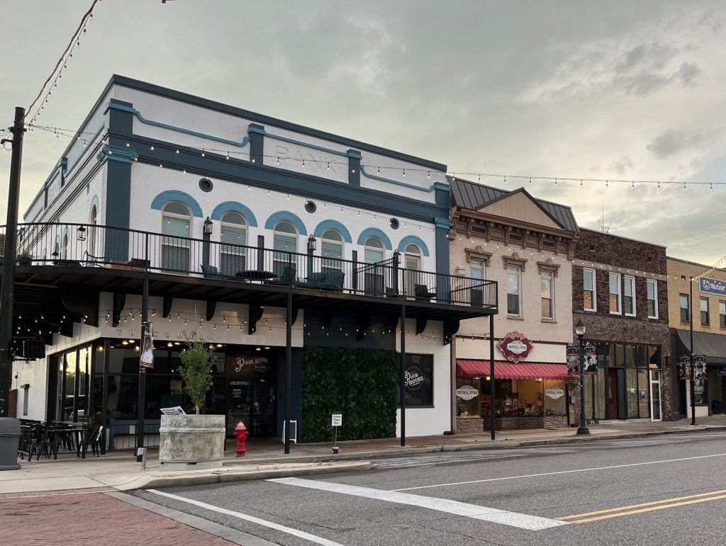 Straat met winkels en gevels in Florence Alabama