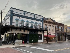 Straat met winkels en gevels in Florence Alabama