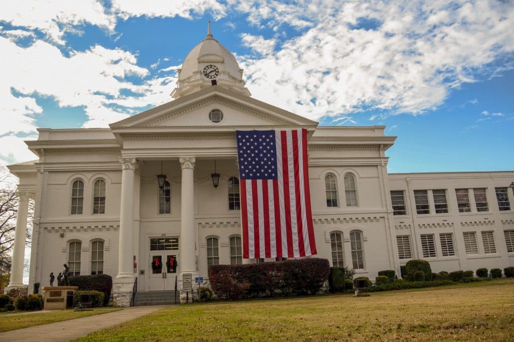 Historisch gebouw met Amerikaanse vlag in Florence Alabama