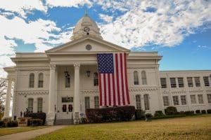 Historisch gebouw met Amerikaanse vlag in Florence Alabama