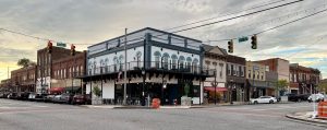 Kruispunt met gebouwen in Florence Alabama centrum