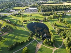 Park met vijver en wandelpaden in Florence Alabama