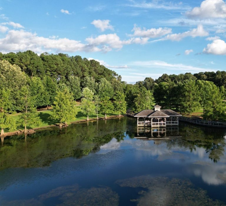 Meer met paviljoen en bomen in Florence Alabama