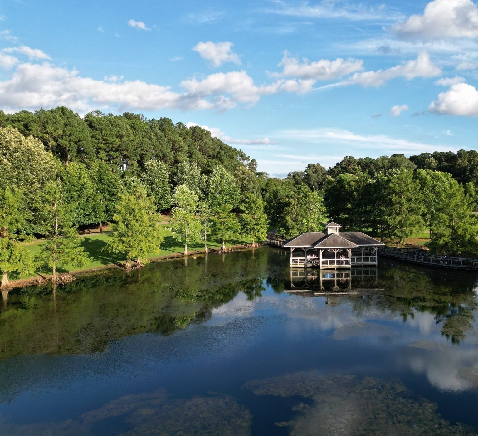 Meer met paviljoen en bomen in Florence Alabama