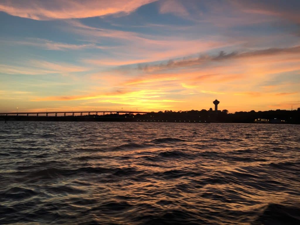 Brug en skyline bij zonsondergang in Florence Alabama
