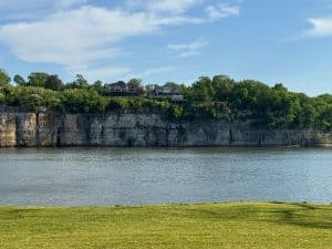 Rivier en kliffen met woningen in Florence Alabama