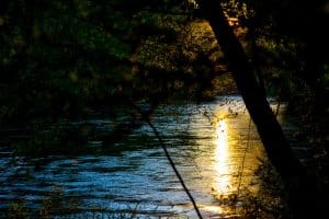Rivier met zonsondergang reflectie in Florence Alabama