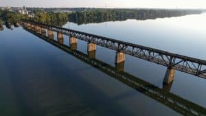 Spoorbrug over rivier in Florence Alabama