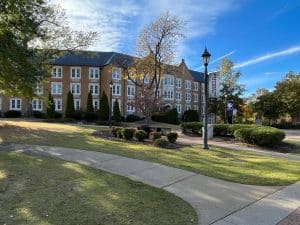 Universiteitsgebouw en groen in Florence Alabama