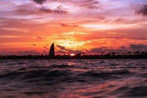 Zeilboot Gulf Shores Alabama bij zonsondergang op water