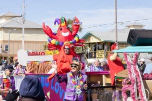 Parade Gulf Shores Alabama met mensen en kostuums