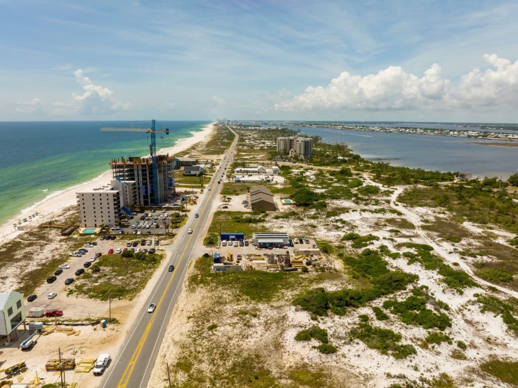 Kustweg Gulf Shores Alabama langs strand en zee
