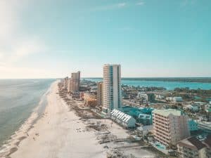 Kustlijn Gulf Shores Alabama met hotels en strand overdag